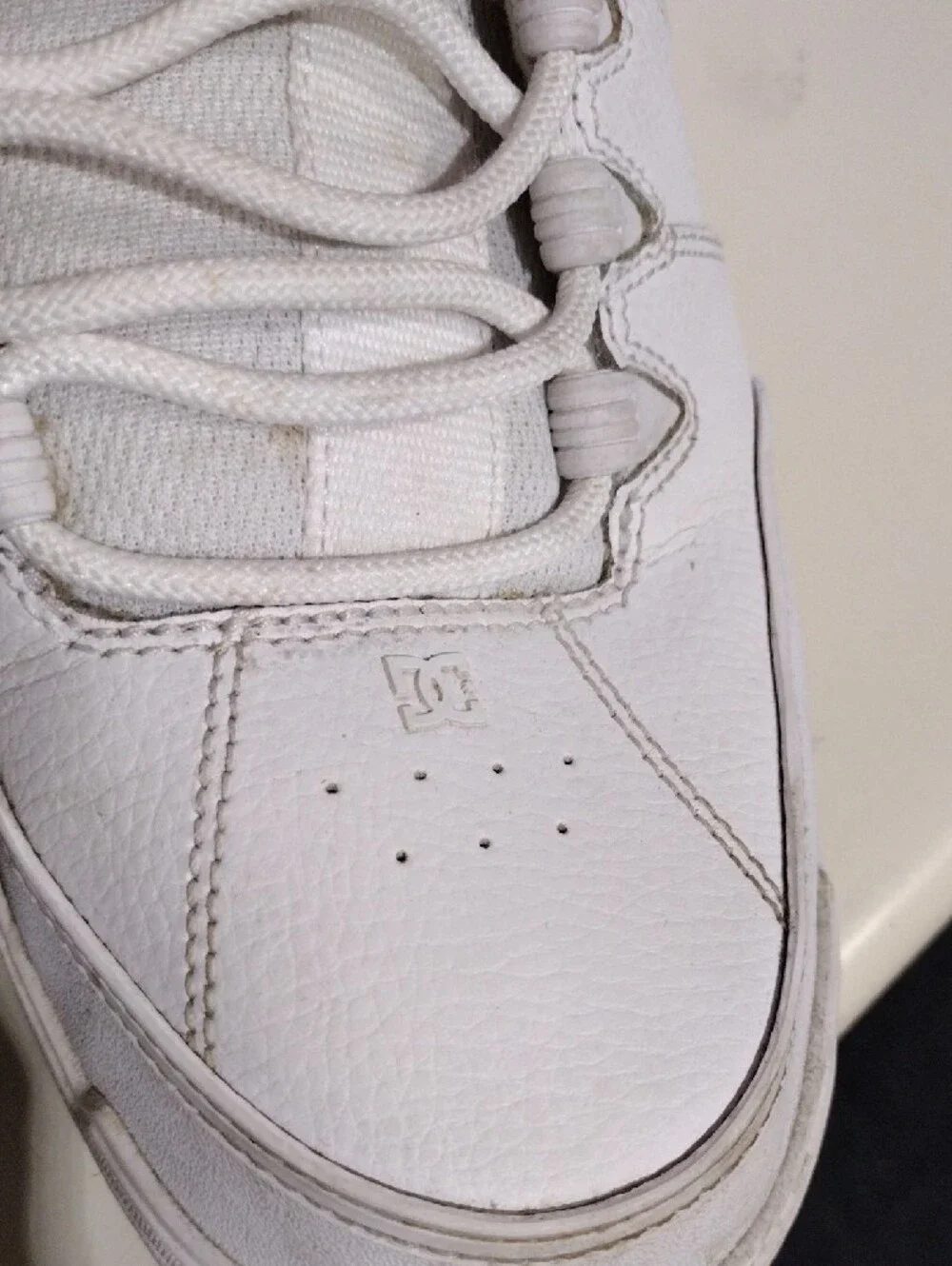 Men's DC Shoe Co. White Low-Top Casual Sneakers